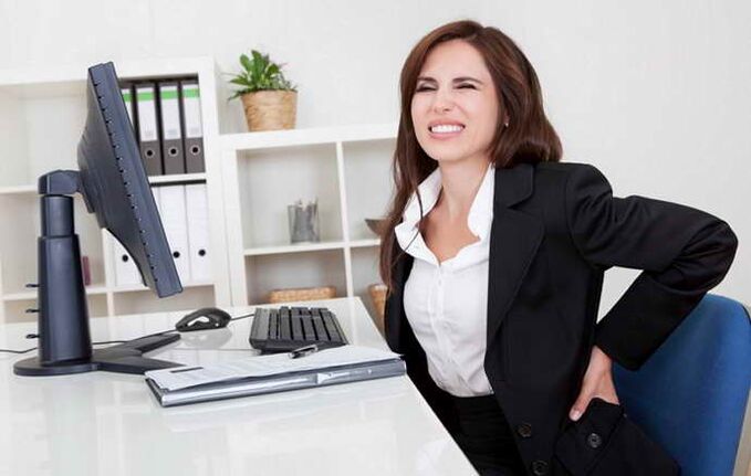 Dolore alla schiena dovuto all'osteocondrosi toracica