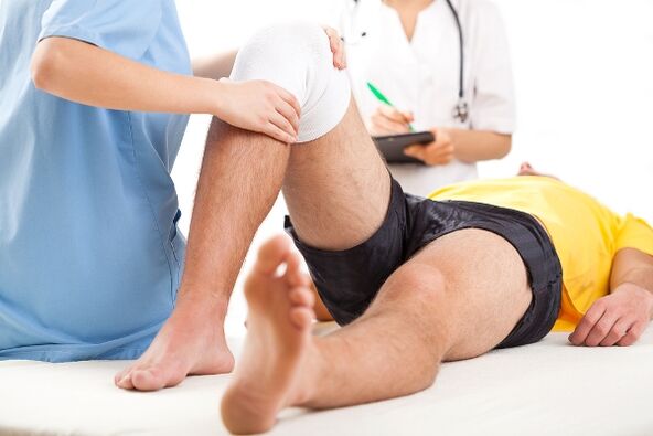 Il medico seleziona un regime di trattamento per un paziente con artrosi dopo un esame diagnostico
