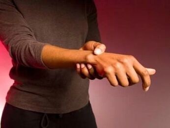 Forte dolore e difficoltà di movimento nelle articolazioni delle dita a causa dell'artrite
